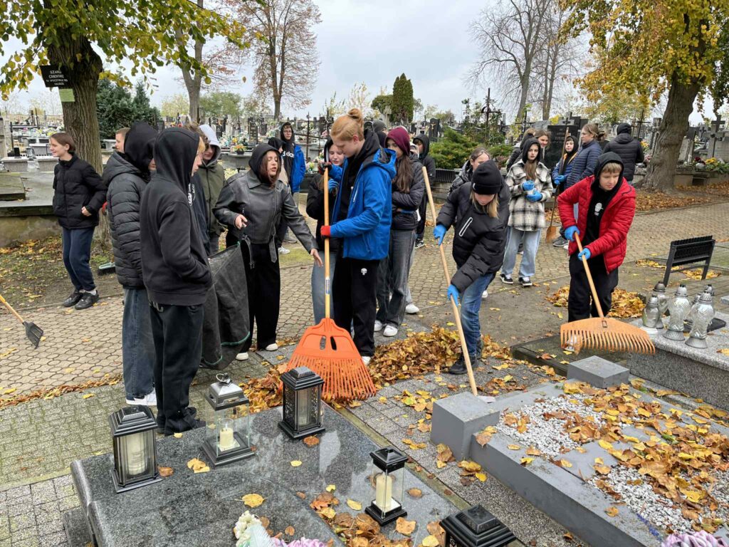 Sprzątanie Cmentarza w ramach szkolnego wolontariatu
