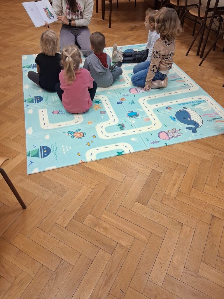 Wyjazd grupy 3-4 latków na zajęcia do Biblioteki Pedagogicznej w Skierniewicach.