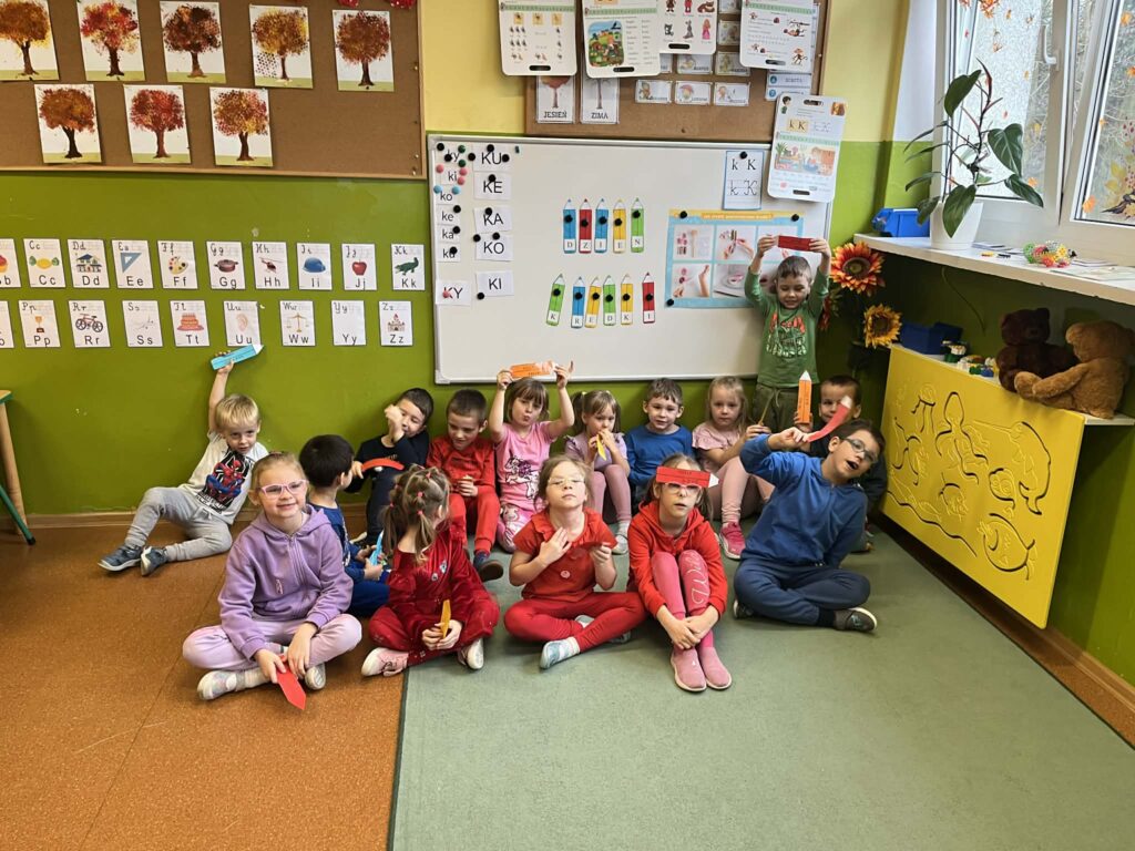 Kolorowe kredki w pudełeczku noszę…