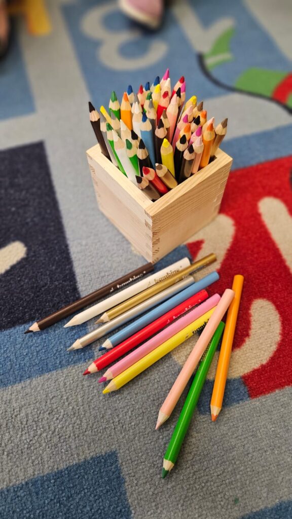 „ Dzień Kredki „ w grupie 3-4 latków.