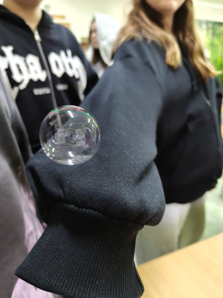 Eksperymenty, które pachniały nauką! Niepękające bańki i bioplastik na kole biologicznym