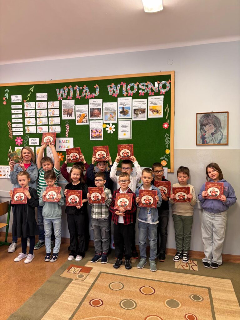 Pasowanie uczniów klasy I na czytelników biblioteki szkolnej.