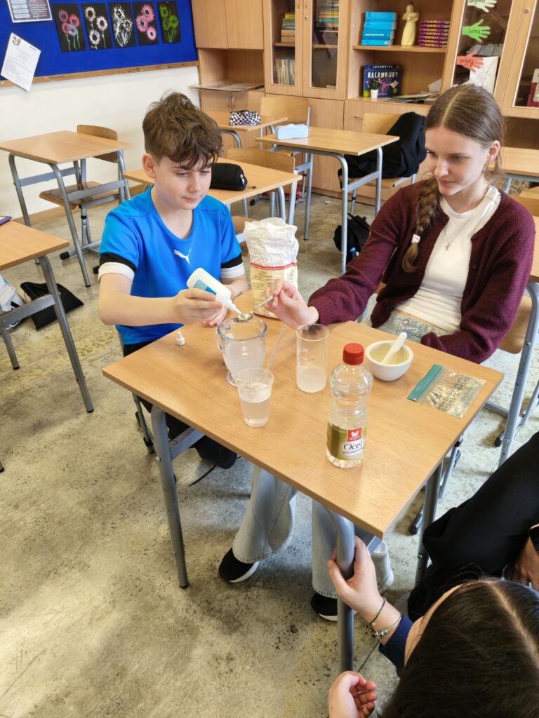 Zegar jodoskrobiowy – fascynujące doświadczenie uczniów klasy 7