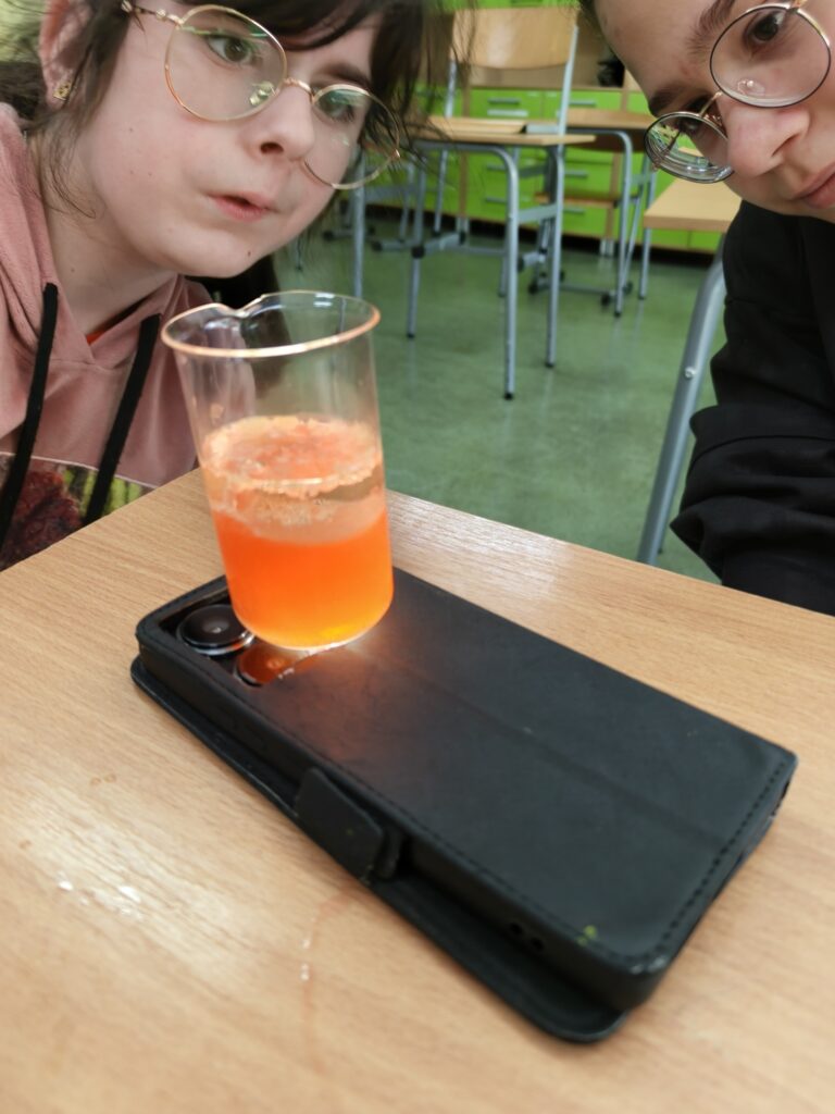 Kolorowa nauka – eksperyment „Lampa lawa” na zajęciach kreatywnych